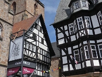 Nicht nur im Museum gibt es Ausstellungsobjekte, auch im Stadtraum gibt es das ein oder andere zu entdecken. Die Stadt wird somit selbst zur Ausstellung. Das große Modul auf dem Marktplatz erinnert an den einst geplanten Abriss des Rathauses (der zum Glück verhindert werden konnte) und die Anfänge des Denkmalschutzes in Alsfeld.