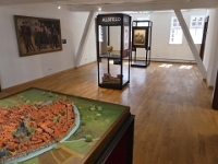 Einer der Ausstellungsräume in der Gesamtansicht. Die Ausstellung ist 2022 auf zwei kompletten Etagen des Stadtmuseums Alsfeld im frisch sanierten Neurath-Haus zu sehen.