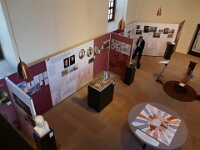 Die Ausstellung ist zweigeteilt. An der linken Wand findet sich der historische Teil der Ausstellung: Die Geschichte der Revolution von 1848 wird beleuchtet und die Rolle der Familie von Gagern. Da die Freiherren hier in Hornau - heute ein Stadtteil von Kelkheim - ihren Landsitz besaßen, gibt es einen direkten lokalen Bezug. Neben der Kirche, in der die Ausstellung zu sehen ist, befindet sich ein noch erhaltenes Gebäude des Hofgutes.