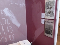 An der Hörstation in der Wahlkabine kann man sich erklären lassen, was alles notwendig ist, um eine Wahl demokratisch durchzuführen.
