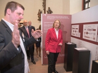 Dr. Daniel Groth begleitete dann Frau Bas durch den von uns konzipierten Teil der Ausstellung. Foto: Olaf Jahnke
