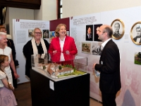 Der Autor der neuen Monographie über die Familie von Gagern Torsten Weigelt erläuterte die Ausstellungseinheit zum Leben der Familie von Gagern in Hornau. Foto: Jürgen Moog