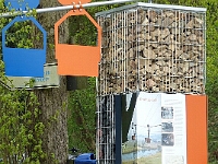An unterschiedlichen Stellen in Solms (Albshausen, Burgsolms, Oberbiel und Oberndorf) wurden Elemente aufgestellt, die spielerlisch auf den lokalen Bezug hinweisen: an dieser Stelle etwa befand sich eine Drahtseilbahn, mit deren Hilfe die Steine aus einem Steinbruch abtransportiert wurden.