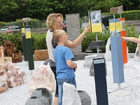 Auf dem Firmengelände der Firma Herhof in Solms werden unterschiedliche Steinarten präsentiert und erklärt.