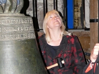 Frau Ministerin Kühne-Hörmann betrachtet die in die Kuppel übertragenen Klangwellen der Glocke.