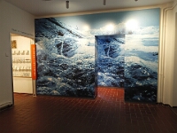 Vom Introraum geht es in die neuen Ausstellungsräume. Links der neue Raum für Sonderausstellungen