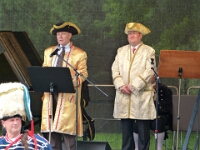 Eröffnung der Ausstellung durch Herrn Oberbürgermeister Horst Schiereck, rechts der Leiter des Emschertalmuseums, Dr. Oliver Doetzer-Berweger.