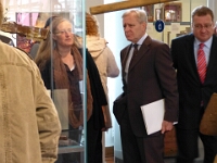 Elke Hartkopf führt den Oberbürgermeister durch die Ausstellung