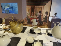Inszenierung mit überdimensionierten Modellen zur Ostfriesischen Teezeremonie