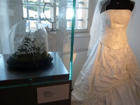 Brautkleid und -krone