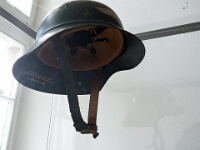 Luftschutzhelm: Schloss Strünkede und das Emschertal-Museum wurden im 2. Weltkrieg kaum durch Angriffe beschädigt.