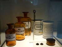 Im 1. Weltkrieg wurde das Schloss als Lazarett genutzt. Medizin wie Opium war Magelware. Die hier gezeigten Gefäße und die Waage stammen aus der ältesten Apotheke Hernes, der ?? Apotheke.