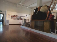 Die Kunstinstallation GeSCHLOSSene Gesellschaft führt als Zeitstrahl durch die Ausstellung.