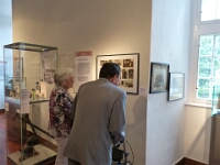 Die Mitglider der Familie Schollbrock waren die letzten Bewohner der nach ihnen benannten Schlossmüle. Sie betrachten ihre Familienfotos, die sie dem Museum für die Ausstellung zur Verfügung gestellt haben.