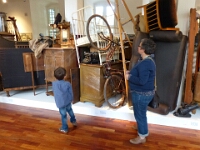 Der Zeitstrahl verweist auf die Exponate und Themen de Ausstellung:Die Turnbank des Fußballvereins SCW, das Kinderbett aus dem Kurheim und die dressierte Krähe des ersten Museumsdirektors.