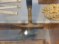 1975 wurde Schloss Strünkede saniert und bekam seinen heutigen Fassadenputz. Mit diese Restauratorenwerkzeugen wird noch heute bei jedem Umbau die historische Bausubstanz untersucht.