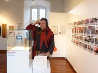 Spielman Michel von der Völkelweide singt das Lied vom Tollen Jobst, das an der Hörstation der Ausstellung gespielt wird.