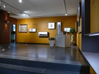 Foyer mit Stellvertreterexponaten für die Abteilungen des neu konzipierten und neu gestalteten Museums.