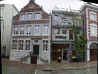 Das Stadtmuseum Eupen wurde durch einen Neubau (rechts) ergänzt, der Altbau (links) wurde grundlegend saniert.