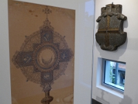 Links ein Entwurf von Toussaint für eine Monstranz, rechts das Nagelkreuz der Stadt Eupen aus dem 1. Weltkrieg.