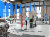 Die Ausstellung umfasst insgesamt 150 Stelen an denen jeweils ein Objekt eine Geschichte zu 150 Jahren Stahl im Landkreis Peine erzählt.