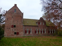 Das Steinhaus in Bunderhee ist eine der ältesten Burgen in Ostfriesland. Der Turm (links) stammt aus dem 14. Jahrhundert