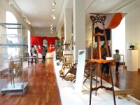 Im Emschertal-Museum in Herne entfaltete sich ab Sonntag, 3. Juli 2016 für sieben Monate die neue Sonderausstellung „Entfaltet! – Kleine Kulturgeschichte des Platzsparens“