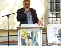 Der Leiter des Emschertal-Museums Dr. Oliver Doetzer-Berweger begrüßt die Eröffnungsbesucher