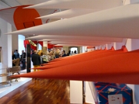 Blick durch die Zacken eines Herrenhuter Sterns in die Ausstellung