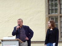 Der Leiter des Emschertal-Museums Dr. Oliver Doetzer-Berweger begrüßt die Besucher