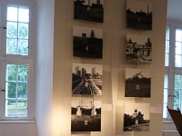 otografien aus der Serie "Der weiße Stuhl" des Wanne-Eickeler Fotografen Helmut Bettenhausen, davor der originale "weiße Stuhl"