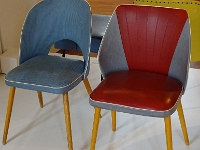 Moderne Gemütlichkeit in Form von bunten Kunstledersesseln