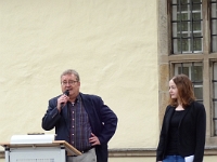 Der Leiter des Emschertal-Museums Dr. Oliver Doetzer-Berweger begrüßt die Besucher