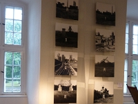 otografien aus der Serie "Der weiße Stuhl" des Wanne-Eickeler Fotografen Helmut Bettenhausen, davor der originale "weiße Stuhl"